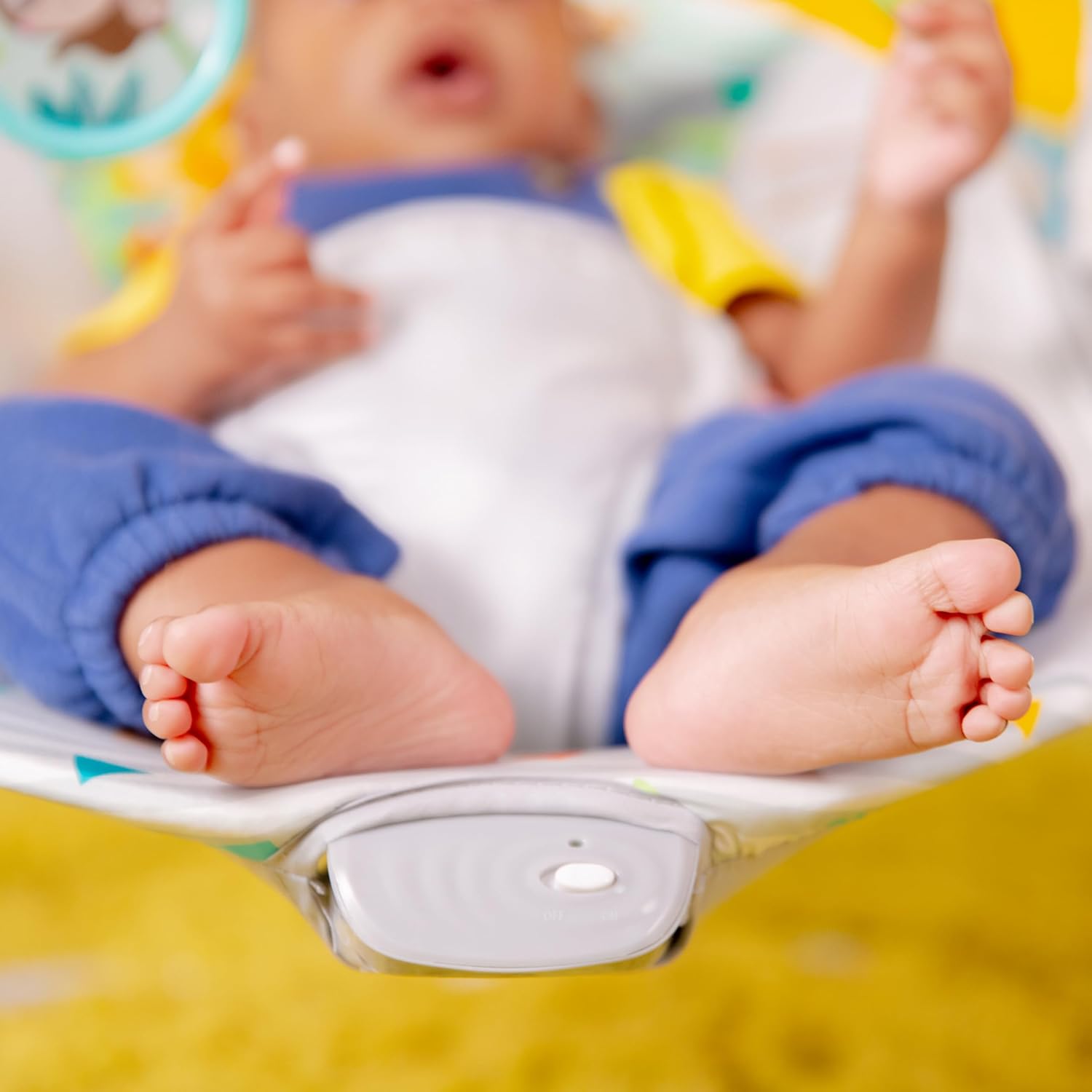 bright starts, safari fun baby rocker, baby swing with soothing vibrations, play arch with 2 toys, 3 point harness seat, machine washable seat cushion, from birth to 9 kg bright starts, safari fun baby rocker, baby swing with soothing vibrations, play arch with 2 toys, 3 point harness seat, machine washable seat cushion, from birth to 9 kg